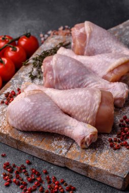 Çiğ tavuk bacağı, ızgara veya barbekü için kümes hayvanı eti. Tasarımınız için yemek arkaplanı olarak tavuk bacağı