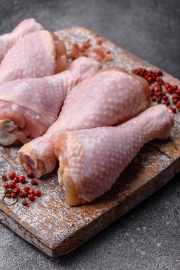 Çiğ tavuk bacağı, ızgara veya barbekü için kümes hayvanı eti. Tasarımınız için yemek arkaplanı olarak tavuk bacağı