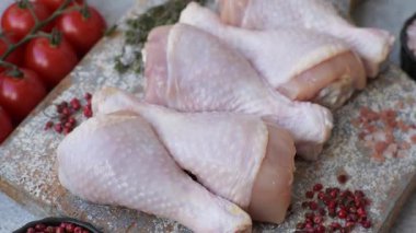 Çiğ tavuk bacağı, ızgara veya barbekü için kümes hayvanı eti. Tavuk bacağı