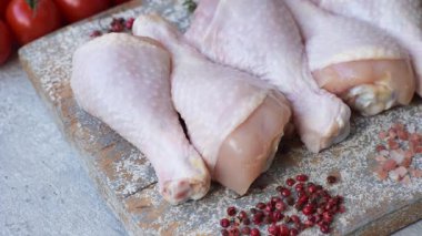 Çiğ tavuk bacağı, ızgara veya barbekü için kümes hayvanı eti. Tavuk bacağı