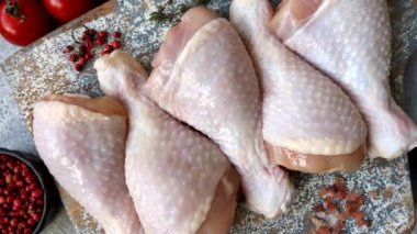 Çiğ tavuk bacağı, ızgara veya barbekü için kümes hayvanı eti. Tavuk bacağı