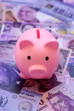 Para geçmişi, döviz kuru, farklı ülkelerden gelen kağıt banknotlar. Tasarımınız için finansal bir fon olarak para nakit para birimi