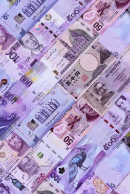 Para geçmişi, döviz kuru, farklı ülkelerden gelen kağıt banknotlar. Tasarımınız için finansal bir fon olarak para nakit para birimi
