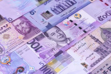 Para geçmişi, döviz kuru, farklı ülkelerden gelen kağıt banknotlar. Tasarımınız için finansal bir fon olarak para nakit para birimi