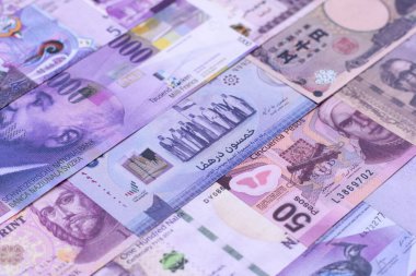 Para geçmişi, döviz kuru, farklı ülkelerden gelen kağıt banknotlar. Tasarımınız için finansal bir fon olarak para nakit para birimi