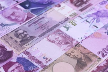 Para geçmişi, döviz kuru, farklı ülkelerden gelen kağıt banknotlar. Tasarımınız için finansal bir fon olarak para nakit para birimi