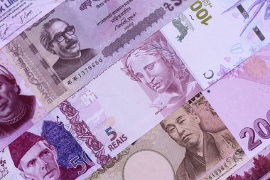 Para geçmişi, döviz kuru, farklı ülkelerden gelen kağıt banknotlar. Tasarımınız için finansal bir fon olarak para nakit para birimi