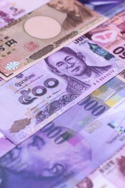 Para geçmişi, döviz kuru, farklı ülkelerden gelen kağıt banknotlar. Tasarımınız için finansal bir fon olarak para nakit para birimi