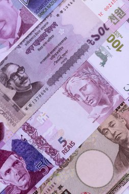 Para geçmişi, döviz kuru, farklı ülkelerden gelen kağıt banknotlar. Tasarımınız için finansal bir fon olarak para nakit para birimi