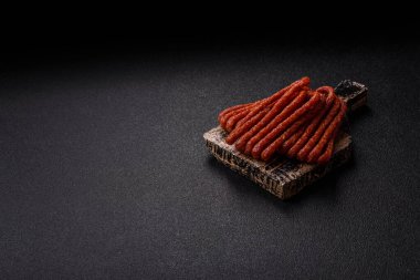 Tütsülenmiş kabinesi, ince salam sosisi, et çubukları veya aperatifler. Tasarımınız için gıda arka planı olarak Cabanossi sosisi.