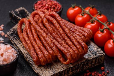 Tütsülenmiş kabinesi, ince salam sosisi, et çubukları veya aperatifler. Tasarımınız için gıda arka planı olarak Cabanossi sosisi.