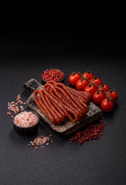 Tütsülenmiş kabinesi, ince salam sosisi, et çubukları veya aperatifler. Tasarımınız için gıda arka planı olarak Cabanossi sosisi.