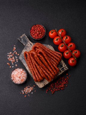 Tütsülenmiş kabinesi, ince salam sosisi, et çubukları veya aperatifler. Tasarımınız için gıda arka planı olarak Cabanossi sosisi.