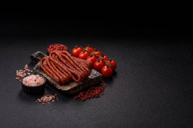 Tütsülenmiş kabinesi, ince salam sosisi, et çubukları veya aperatifler. Tasarımınız için gıda arka planı olarak Cabanossi sosisi.