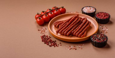 Tütsülenmiş kabinesi, ince salam sosisi, et çubukları veya aperatifler. Tasarımınız için gıda arka planı olarak Cabanossi sosisi.