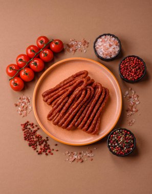 Tütsülenmiş kabinesi, ince salam sosisi, et çubukları veya aperatifler. Tasarımınız için gıda arka planı olarak Cabanossi sosisi.