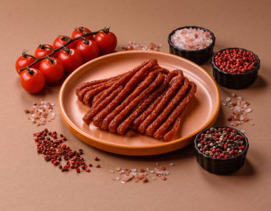 Tütsülenmiş kabinesi, ince salam sosisi, et çubukları veya aperatifler. Tasarımınız için gıda arka planı olarak Cabanossi sosisi.