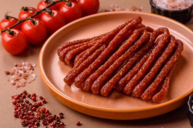 Tütsülenmiş kabinesi, ince salam sosisi, et çubukları veya aperatifler. Tasarımınız için gıda arka planı olarak Cabanossi sosisi.