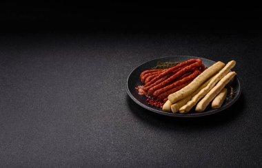 Grissini ekmeği, bir İtalyan buğday böreği, harika bir öğle yemeği atıştırmalığıdır. Grissini ekmek çubuklarını tasarımın için bir gıda arka planı olarak kullan