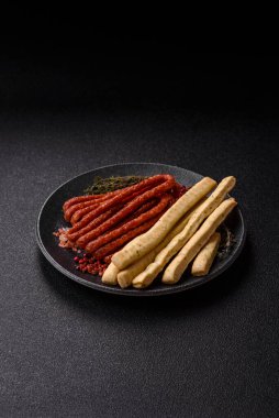 Grissini ekmeği, bir İtalyan buğday böreği, harika bir öğle yemeği atıştırmalığıdır. Grissini ekmek çubuklarını tasarımın için bir gıda arka planı olarak kullan