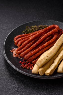 Grissini ekmeği, bir İtalyan buğday böreği, harika bir öğle yemeği atıştırmalığıdır. Grissini ekmek çubuklarını tasarımın için bir gıda arka planı olarak kullan