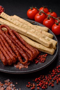 Grissini ekmeği, bir İtalyan buğday böreği, harika bir öğle yemeği atıştırmalığıdır. Grissini ekmek çubuklarını tasarımın için bir gıda arka planı olarak kullan