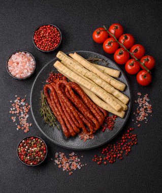 Grissini ekmeği, bir İtalyan buğday böreği, harika bir öğle yemeği atıştırmalığıdır. Grissini ekmek çubuklarını tasarımın için bir gıda arka planı olarak kullan