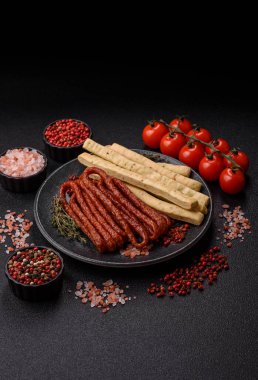 Grissini ekmeği, bir İtalyan buğday böreği, harika bir öğle yemeği atıştırmalığıdır. Grissini ekmek çubuklarını tasarımın için bir gıda arka planı olarak kullan