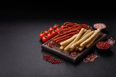 Grissini ekmeği, bir İtalyan buğday böreği, harika bir öğle yemeği atıştırmalığıdır. Grissini ekmek çubuklarını tasarımın için bir gıda arka planı olarak kullan