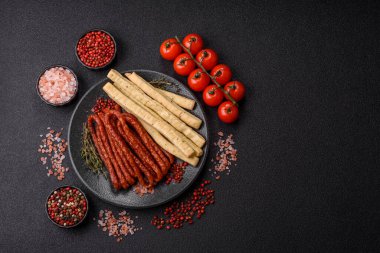 Grissini ekmeği, bir İtalyan buğday böreği, harika bir öğle yemeği atıştırmalığıdır. Grissini ekmek çubuklarını tasarımın için bir gıda arka planı olarak kullan