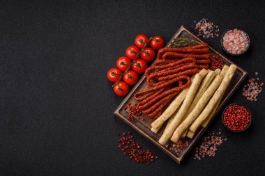 Grissini ekmeği, bir İtalyan buğday böreği, harika bir öğle yemeği atıştırmalığıdır. Grissini ekmek çubuklarını tasarımın için bir gıda arka planı olarak kullan