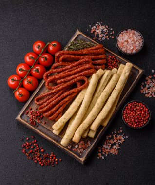 Grissini ekmeği, bir İtalyan buğday böreği, harika bir öğle yemeği atıştırmalığıdır. Grissini ekmek çubuklarını tasarımın için bir gıda arka planı olarak kullan