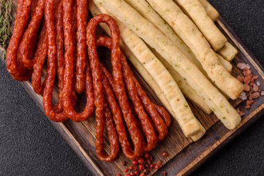 Grissini ekmeği, bir İtalyan buğday böreği, harika bir öğle yemeği atıştırmalığıdır. Grissini ekmek çubuklarını tasarımın için bir gıda arka planı olarak kullan