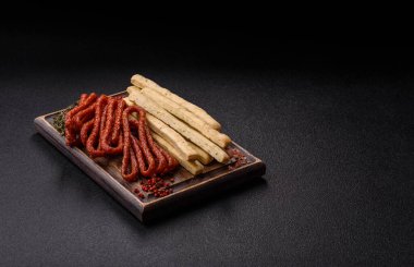 Grissini ekmeği, bir İtalyan buğday böreği, harika bir öğle yemeği atıştırmalığıdır. Grissini ekmek çubuklarını tasarımın için bir gıda arka planı olarak kullan