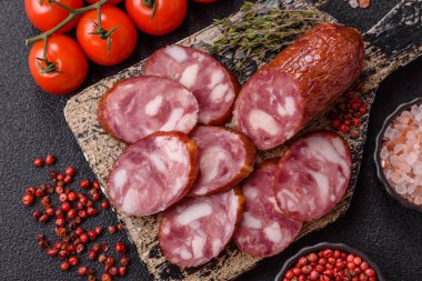 Tütsülenmiş salam, ince sığır eti ya da domuz sosisi, meze. Tasarımınız için yemek arkaplanı olarak salam sosisi