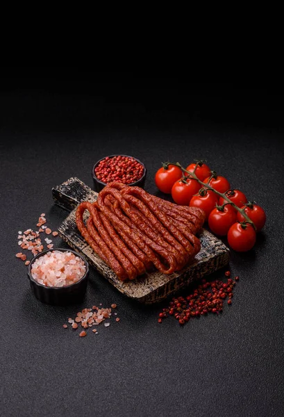 Tütsülenmiş kabinesi, ince salam sosisi, et çubukları veya aperatifler. Tasarımınız için gıda arka planı olarak Cabanossi sosisi.