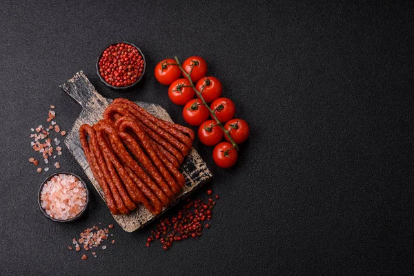 Tütsülenmiş kabinesi, ince salam sosisi, et çubukları veya aperatifler. Tasarımınız için gıda arka planı olarak Cabanossi sosisi.