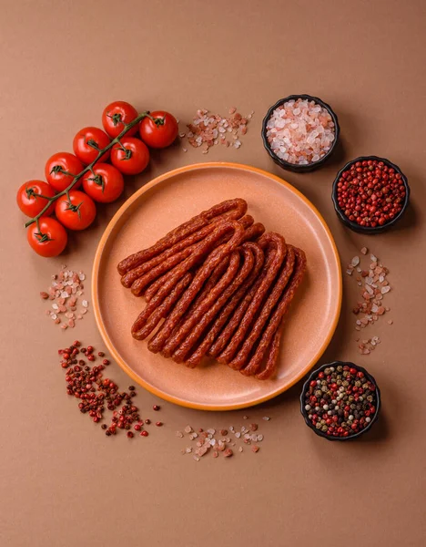 Tütsülenmiş kabinesi, ince salam sosisi, et çubukları veya aperatifler. Tasarımınız için gıda arka planı olarak Cabanossi sosisi.