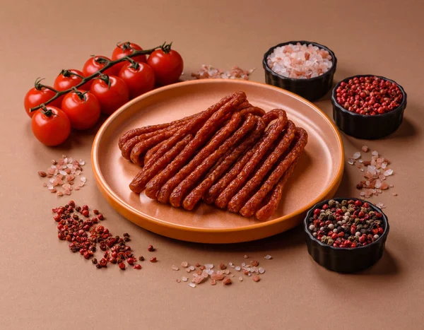 Tütsülenmiş kabinesi, ince salam sosisi, et çubukları veya aperatifler. Tasarımınız için gıda arka planı olarak Cabanossi sosisi.