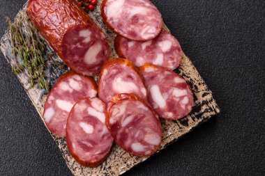 Tütsülenmiş salam, ince sığır eti ya da domuz sosisi, meze. Tasarımınız için yemek arkaplanı olarak salam sosisi