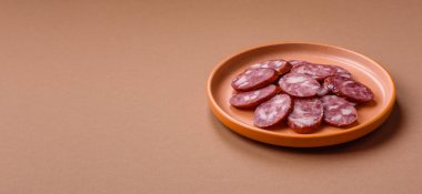 Tütsülenmiş salam, ince sığır eti ya da domuz sosisi, meze. Tasarımınız için yemek arkaplanı olarak salam sosisi