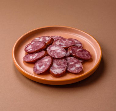 Tütsülenmiş salam, ince sığır eti ya da domuz sosisi, meze. Tasarımınız için yemek arkaplanı olarak salam sosisi