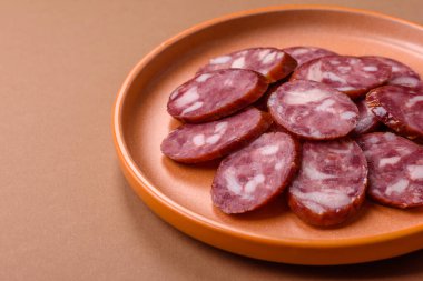 Tütsülenmiş salam, ince sığır eti ya da domuz sosisi, meze. Tasarımınız için yemek arkaplanı olarak salam sosisi