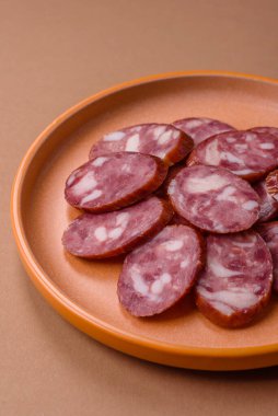 Tütsülenmiş salam, ince sığır eti ya da domuz sosisi, meze. Tasarımınız için yemek arkaplanı olarak salam sosisi