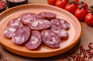 Tütsülenmiş salam, ince sığır eti ya da domuz sosisi, meze. Tasarımınız için yemek arkaplanı olarak salam sosisi