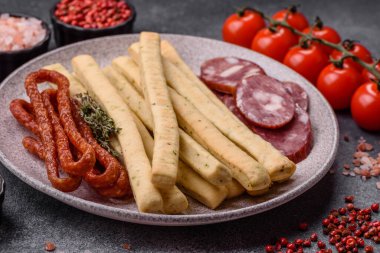 Grissini ekmeği, bir İtalyan buğday böreği, harika bir öğle yemeği atıştırmalığıdır. Grissini ekmek çubuklarını tasarımın için bir gıda arka planı olarak kullan