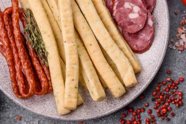 Grissini ekmeği, bir İtalyan buğday böreği, harika bir öğle yemeği atıştırmalığıdır. Grissini ekmek çubuklarını tasarımın için bir gıda arka planı olarak kullan