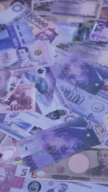 Para geçmişi, döviz kuru, farklı ülkelerden gelen kağıt banknotlar. Para nakit para birimi