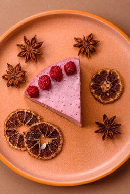 Ahududulu ya da çilekli cheesecake, çilekli bir dilim tatlı kırmızı kek. Tasarımınız için arkaplan olarak ahudududulu cheesecake.