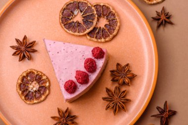 Ahududulu ya da çilekli cheesecake, çilekli bir dilim tatlı kırmızı kek. Tasarımınız için arkaplan olarak ahudududulu cheesecake.